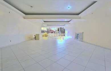 Imagem: O depósito possui 2 Vagas na garagem, 231m² de Área e está