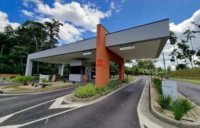 Imagem: O terreno e possui Dormitórios, Suítes, Banheiros, 380-0m²