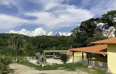 Imagem: A casa possui 4 Dormitórios, 1 Banheiro, 2 Vagas na garagem