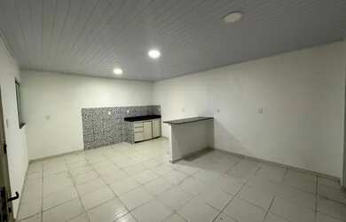 Imagem: A casa possui 1 Dormitório, 2 Banheiros, 2 Vagas na garagem