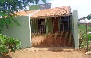 Imagem: A casa possui 2 Dormitórios, 1 Banheiro, 2 Vagas na garagem