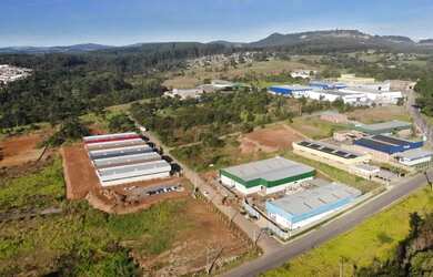 Imagem: O depósito possui 4 Vagas na garagem, 490m² de Área, Imóvel