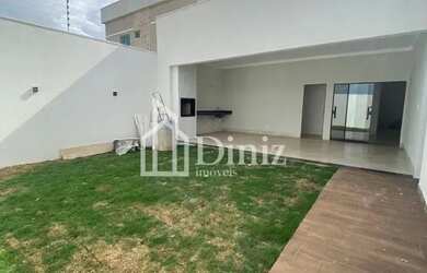 Imagem: A casa possui 4 Dormitórios, 3 Banheiros, 2 Vagas na garagem