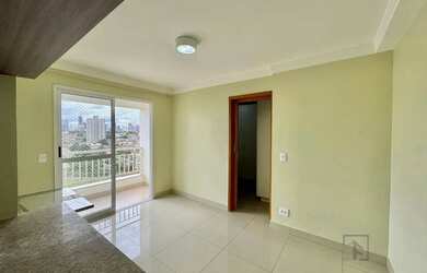 Imagem 2: Apartamento com um quarto sendo uma suíte com armários planejados a...