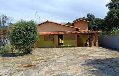 Imagem: A casa possui 3 Dormitórios, 3 Banheiros, 2 Vagas na garagem