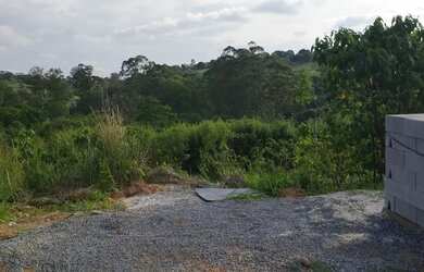 Imagem: O terreno possui 300m² de Área e está localizado em Loteamento