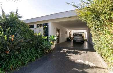 Imagem: A casa possui 4 Dormitórios, 3 Banheiros, 3 Vagas na garagem