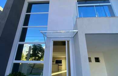 Imagem: A casa em condomínio possui 4 Dormitórios, 1 Banheiro, 3 Vagas