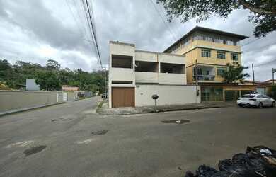 Imagem: A casa possui 3 Dormitórios, 1 Banheiro, 2 Vagas na garagem