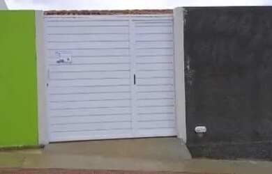 Imagem: A casa possui 2 Dormitórios, 1 Banheiro, 2 Vagas na garagem