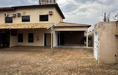 Imagem: A casa possui 3 Dormitórios, 3 Banheiros, 3 Vagas na garagem