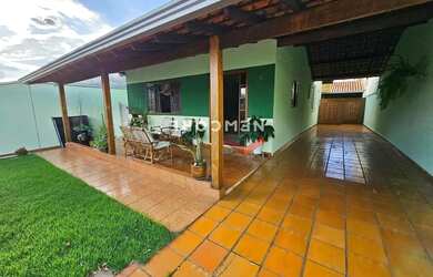 Imagem: A casa possui 3 Dormitórios, 1 Banheiro, 2 Vagas na garagem