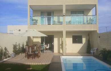 Imagem: A casa possui 2 Dormitórios, Acomodam 12 pessoas, 2 Vagas na