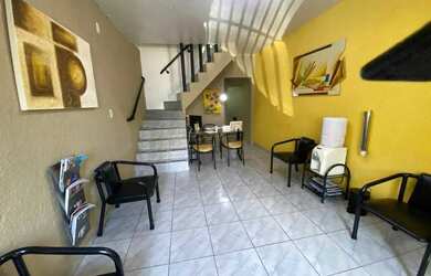 Imagem: A casa possui 3 Dormitórios, 2 Banheiros, 1 Vaga na garagem