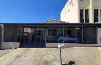 Imagem: A casa possui 3 Dormitórios, 2 Banheiros, 3 Vagas na garagem