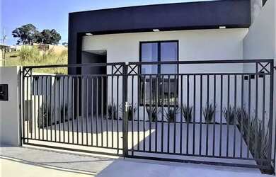 Imagem: A casa possui 3 Dormitórios, 3 Banheiros, 2 Vagas na garagem