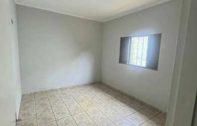 Imagem: A casa possui 4 Dormitórios, 2 Banheiros, 4 Vagas na garagem