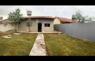 Imagem: A casa possui 4 Dormitórios, 2 Banheiros, 2 Vagas na garagem