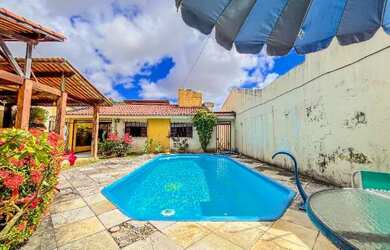 Imagem: A casa possui 3 Dormitórios, 3 Banheiros, 3 Vagas na garagem