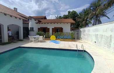 Imagem: A casa possui 3 Dormitórios, 3 Banheiros, 4 Vagas na garagem