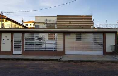 Imagem: A casa possui 3 Dormitórios, 4 Vagas na garagem, 360m² de