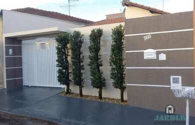 Imagem: A casa possui 3 Dormitórios, 2 Banheiros, 2 Vagas na garagem