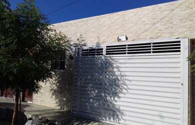 Imagem: A casa possui 2 Dormitórios, 1 Banheiro e 1 Vaga na garagem