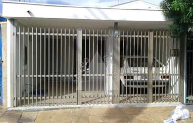 Imagem: A casa possui 2 Dormitórios, 2 Banheiros, 2 Vagas na garagem