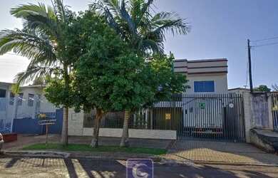 Imagem: A casa possui 3 Dormitórios, 4 Banheiros, 5 Vagas na garagem