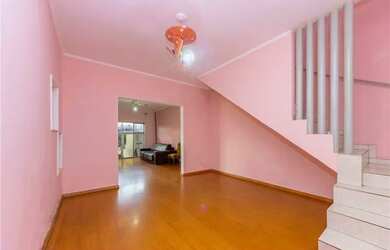 Imagem: A casa possui 4 Dormitórios, 4 Banheiros, 5 Vagas na garagem