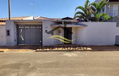 Imagem: A casa possui 2 Dormitórios, 2 Banheiros, 4 Vagas na garagem