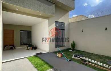 Imagem: A casa possui 3 Dormitórios, 1 Banheiro, 2 Vagas na garagem