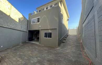 Imagem: A casa possui 3 Dormitórios, 3 Banheiros, 5 Vagas na garagem