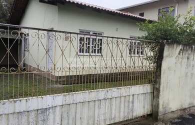 Imagem: A casa possui 2 Dormitórios, 1 Banheiro, 1 Vaga na garagem