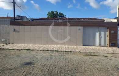 Imagem: A casa possui 3 Dormitórios, 1 Banheiro, 3 Vagas na garagem