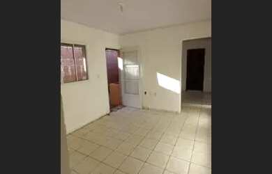 Imagem: A casa possui 3 Dormitórios, 1 Banheiro, 3 Vagas na garagem