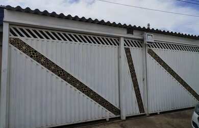 Imagem: A casa possui 3 Dormitórios, 2 Banheiros, 4 Vagas na garagem