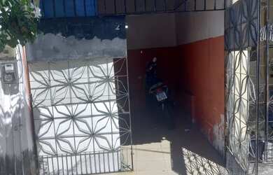 Imagem 2: Alugo casa com 2 quartos garagem quintal ótima para morar ou colocar...