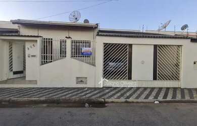 Imagem: A casa possui 4 Dormitórios, 3 Banheiros, 2 Vagas na garagem