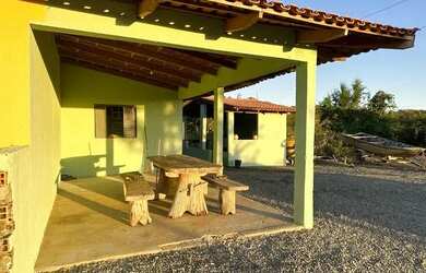 Imagem: A casa possui 2 Dormitórios, 2 Vagas na garagem e está localizado