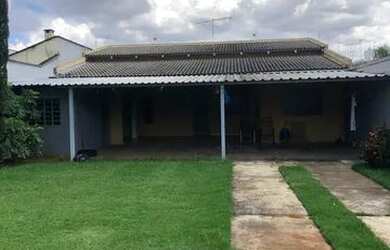 Imagem: A casa possui 2 Dormitórios, 2 Banheiros, 3 Vagas na garagem