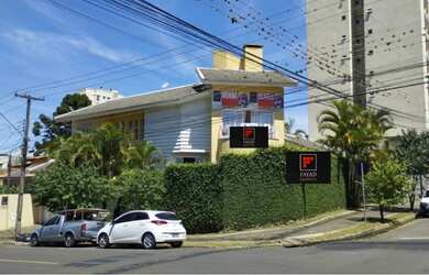 Imagem: A casa possui 4 Dormitórios, 1 Banheiro, 1 Vaga na garagem