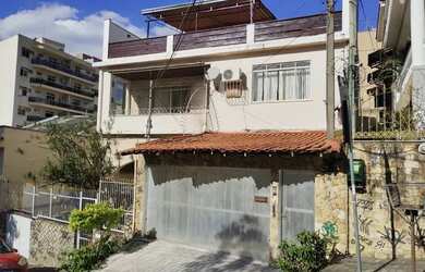 Imagem: A casa possui 4 Dormitórios, 3 Banheiros, 1 Vaga na garagem