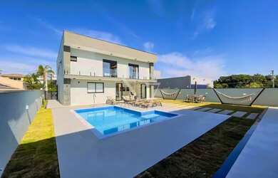 Imagem: A casa em condomínio possui 4 Dormitórios, 5 Banheiros, 4