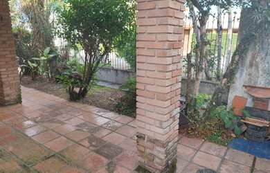 Imagem: A casa possui 3 Dormitórios, 2 Banheiros, 5 Vagas na garagem