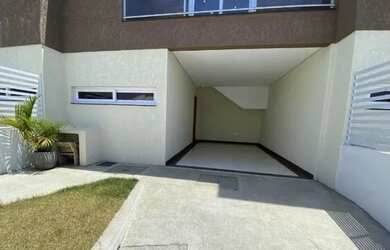 Imagem: A casa possui 3 Dormitórios, 2 Banheiros, 2 Vagas na garagem