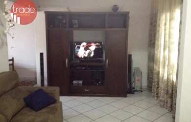 Imagem: A casa possui 4 Dormitórios, 3 Banheiros, 2 Vagas na garagem