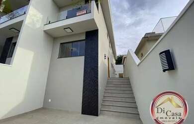 Imagem: A casa possui 3 Dormitórios, 4 Banheiros, 2 Vagas na garagem