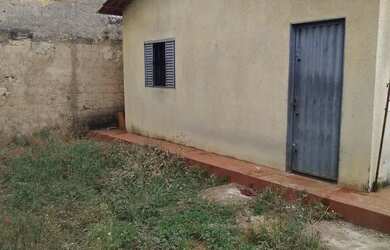 Imagem: A casa possui 3 Dormitórios, 1 Banheiro, 4 Vagas na garagem