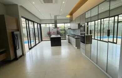 Imagem: A casa possui 3 Dormitórios, 5 Banheiros, 4 Vagas na garagem